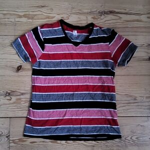 UH Striped Red & Black V-Neck Short Sleeve Tee – Women’s Medium